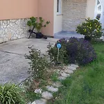 In Mit Terrasse Und Garten By Interhome بنجول